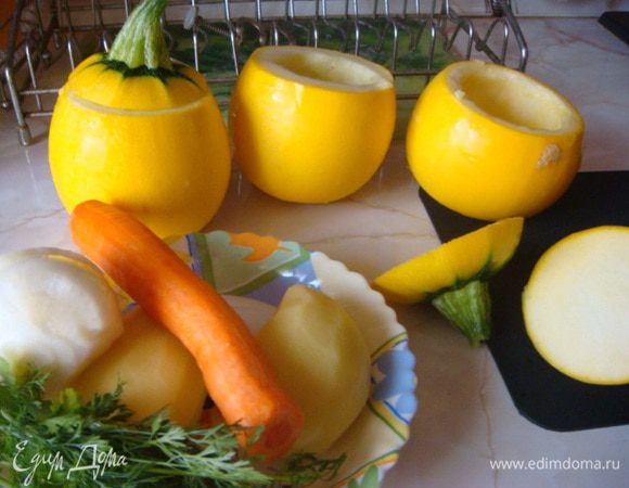 Готовим начинку картофель (можно отварной рис, что я сделаю в следующий раз) ) мелко режем, морковку на терке и лук тоже мелко, перемешиваем с фаршем, солим, перчим, специи по вкусу. Также можно и свежую зелень добавить.
Начинить кабачки не доверху - в каждый кабачок положить по 1 ст.л. сливок. У меня были деревенские, можно и сметану, это для сочности, сверху положить помидорное колечко, на него тертый сыр и чеснок тертый.