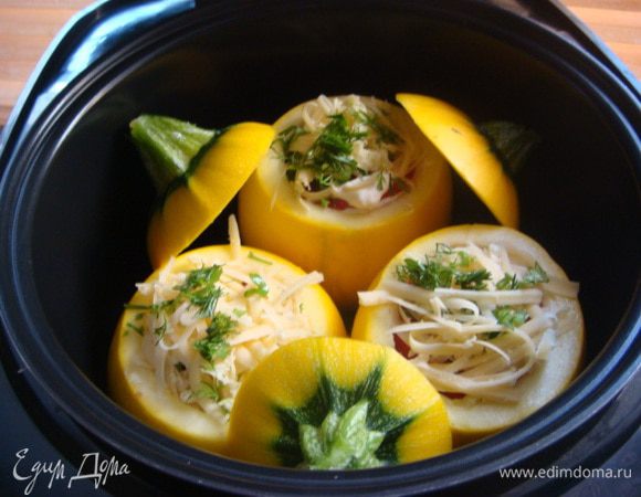 Я готовила в мультиварке: на дно 1 ст.л. подсолнечного масла и 1 ч.л. воды и на режим "Тушение" на 1 час. Посмотрела через 30 мину - картофель не готовый был, и поэтому прибавила еще 30 мин. итого 1 час