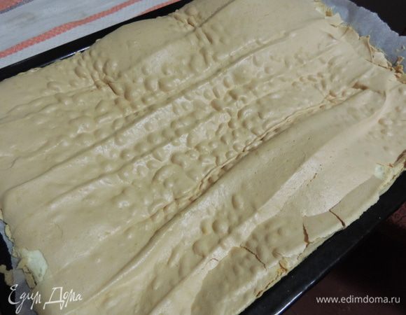 Выпекаем меренгу в заранее разогретой до 170 градусов духовке 20 минут. Не бойтесь: этого времени хватит. Вынуть из духовки и дать меренге полностью остыть на противне.