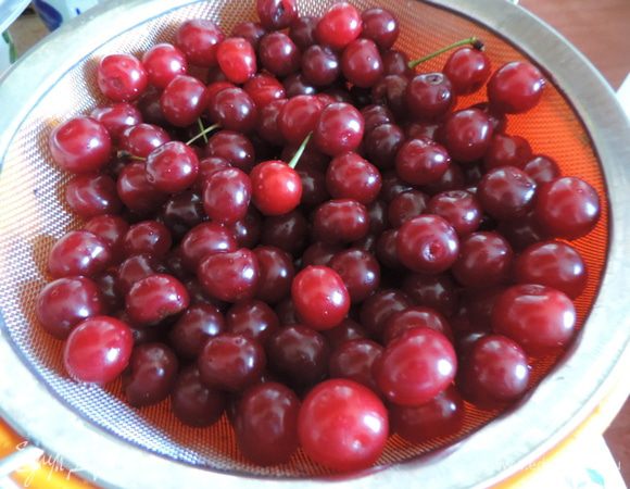 Тем временем займемся курдом. Вишню моем, удаляем косточки. Вишню пюрируем при помощи блендера.