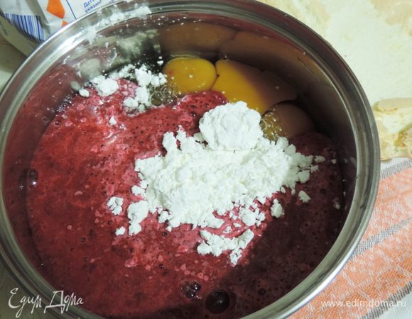 Яйца смешиваем с сахаром и крахмалом (ложку набираем с горкой!) в кастрюльке с толстым дном, добавляем вишневое пюре.