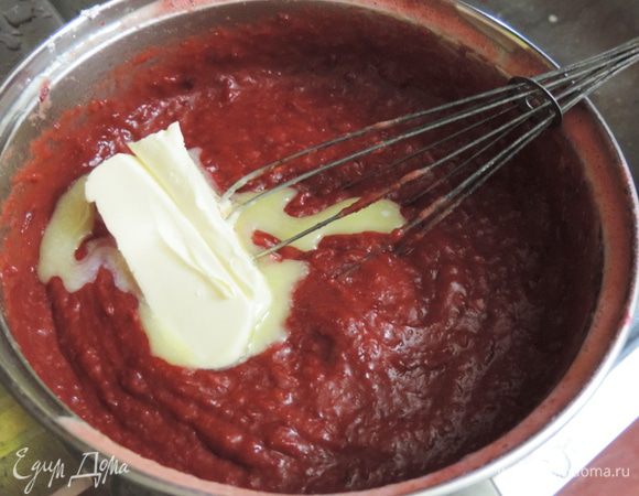 Все тщательно смешиваем венчиком до однородности и ставим на очень медленный огонь. Варим, постоянно помешивая (!!!), пока курд не загустеет и не начнет булькать. (Попробуйте на сахар, покажется мало - можете добавить, пока курд варится). Снимаем с огня, добавляем масло, тщательно перемешиваем и оставляем остывать на холодной водяной бане до комнатной температуры. Чтоб на поверхности не образовывалась пленочка, время от времени помешивайте курд.