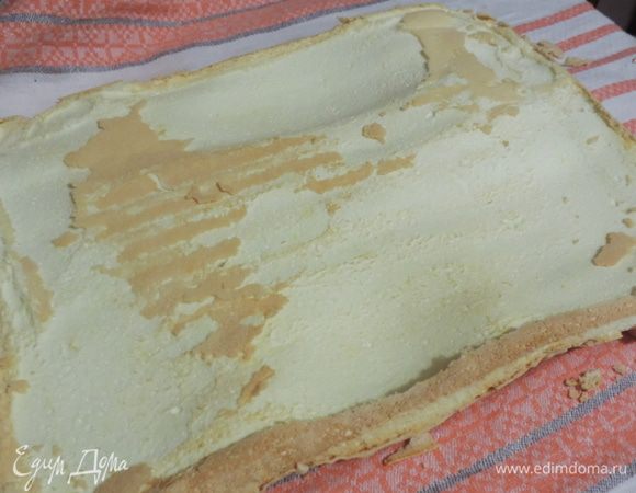 Меренгу переворачиваем вместе с бумагой на чистое полотенце. Если у вас корочка вышла не сухой, а липкой, то посыпьте ее слегка сахарной пудрой и переворачивайте на чистый лист бумаги, а не на полотенце! 
Удаляем бумагу.