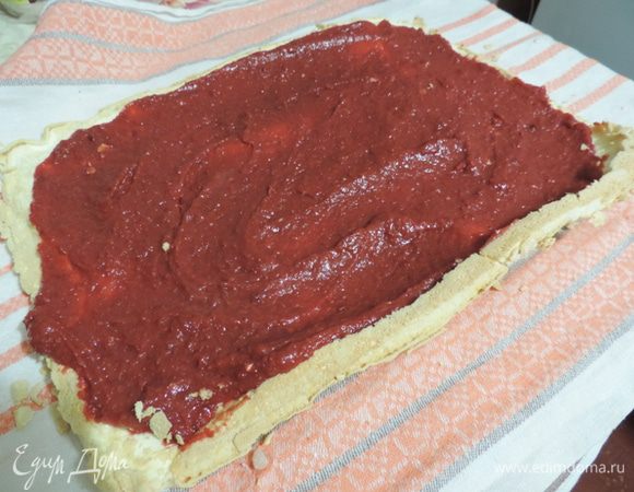 Намазываем меренгу курдом, не доходя по сантиметру до краев пласта.