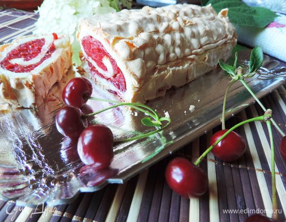 При помощи полотенца или бумаги аккуратно сворачиваем пласт с начинкой рулетом. Перекладываем на блюдо швом вниз. Рулет не нуждается в украшениях, ведь его аппетитная корочка уже его украшает)))
Кушаем сразу же.