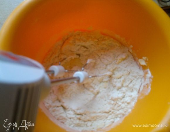 Добавляем молоко, соль и порциями муку.
