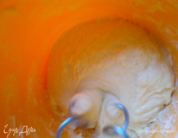 Замешиваем до состояния крутого теста.