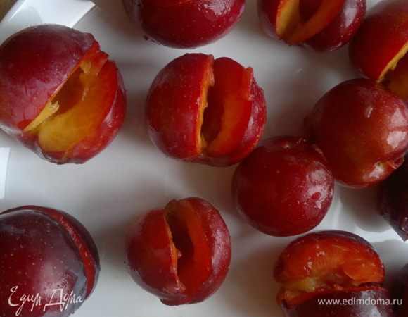 Займемся сливами, я только что сорвала с дерева, свежайшие. В этот рецепт замороженные сливы не подходят. Вынимаем косточку сделав надрез так, чтобы слива не распалась на две части.