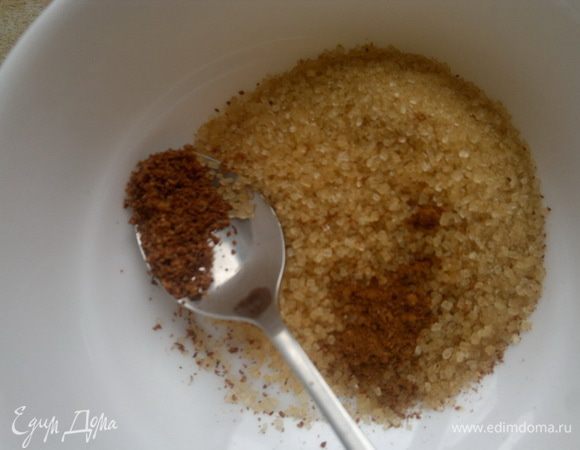 Отдельно смешаем сахар (у меня коричневый), корицу и натертый мускатный орех. Это начинка для сливы.
