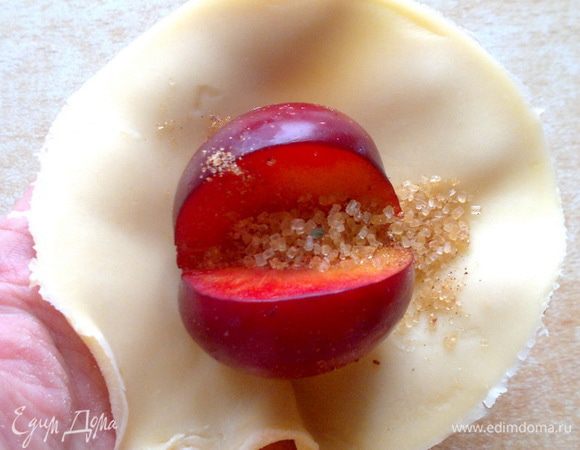 Наполняем сливу сахарной смесью, *закрываем*ее и укладываем на один кружок.