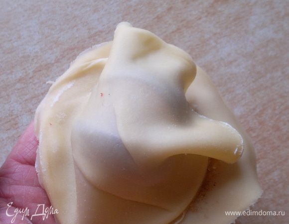 Сверху закрываем вторым кружком и хорошо скрепляем (защипываем) края по кругу. Получается *панамка* большого размера.