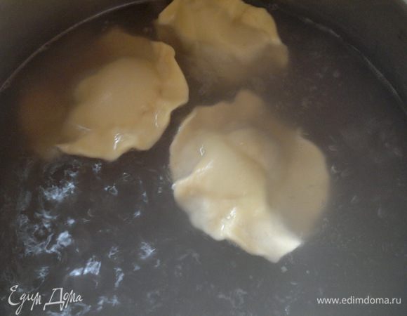 Отправляем вареник в кипяток минут на 10-12.