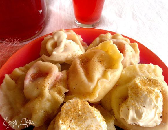 Подавать на стол горячими, присыпав коричневым сахаром, или хорошей домашней сметаной, или свежим медом..., не забудьте подать компот из малины!