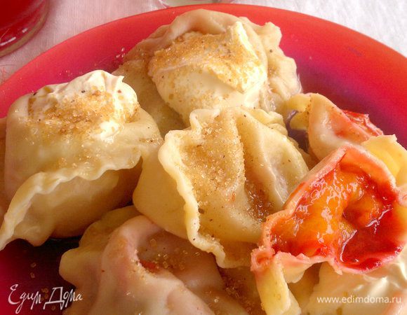 И, теперь самое главное,откусив или надрезав вареник, из него вытекает густой ароматный сливовый соус... Угощайтесь!