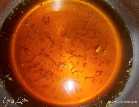 Сначала приготовим сироп: смешать воду с сахаром, поставить на огонь и варить до полного  растворения сахара. Затем добавить цедру лимона и 2 ст. л. лимонного сока. Перемешать и дать полностью остыть.