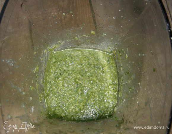 измельчить при помощи блендера ( если будет плохо взбиваться, можно добавить немного сиропа).