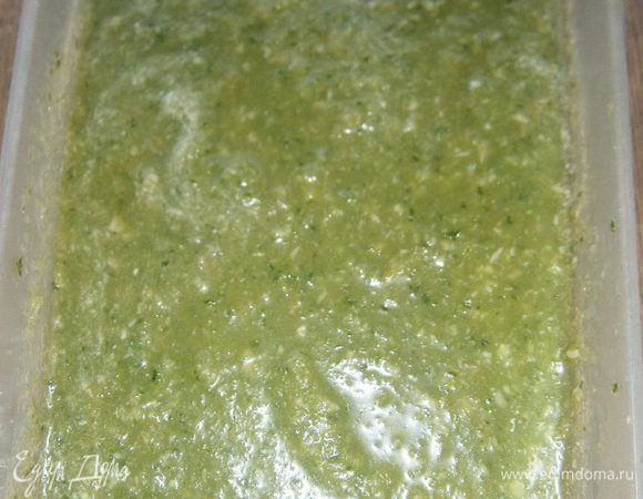 Затем огуречно - кокосово - базиликовую массу выложить в пластиковый контейнер и смешать с остывшым сиропом. Поставить в морозильник на 3 - 5 часов...