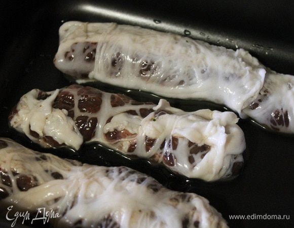 Сворачиваем конвертиком и кладем в форму, смазанную маслом. Ставим в заранее разогретую до 200 градусов духовку, на 20-30 минут. Один раз перевернуть. 