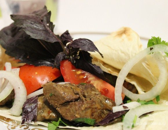 Теперь берем половинку лаваша, сверху кладем лук с зеленью, поверх лука тжвжик и помидоры, скручиваем рулетом и наслаждаемся, пока он горячий! Приятного аппетита!