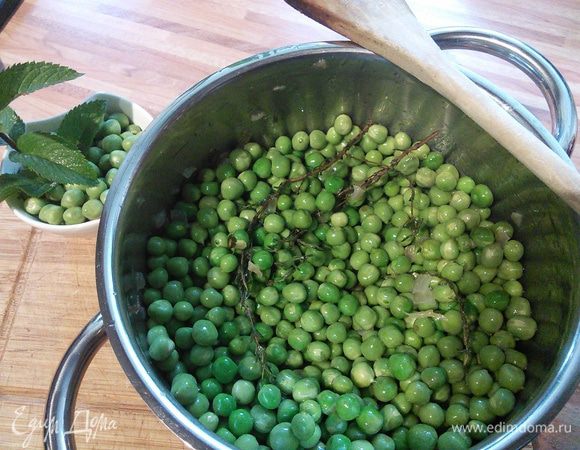 Вынуть травки, они отдали свои ароматы ( тимьян я оставила, мне показалось он ещё может быть полезен), забросить горошек, перемешать. Несколько столовых ложек горошка отложить в сторону.