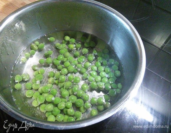 Отставленный в сторону горошек отварить отдельно в подсоленной воде в течении 10 мин. Обдать ледяной водой, чтобы сохранить яркий зелёный цвет.