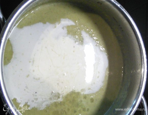 Готовый горошек взбить погружным блендером до кремовой консистенции. Посолить, поперчить, влить сливки, прогреть. По желанию добавить свежую мяту.