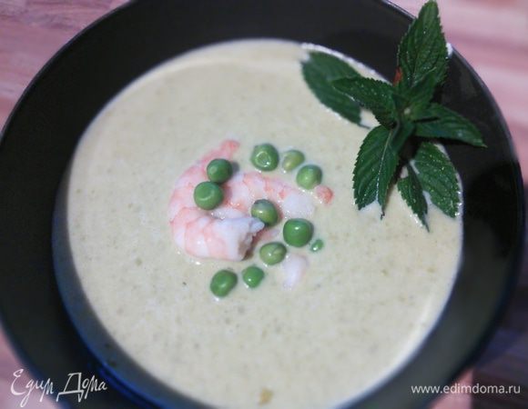 Супчик сервировать креветками и отдельно сваренным горошком, мятой. Приятного аппетита!