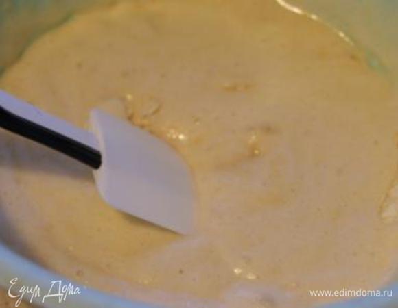 Добавить просеянную муку, аккуратно перемешать лопаточкой.