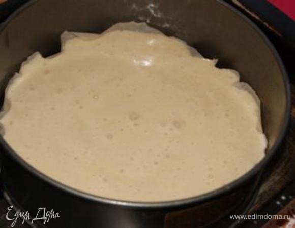 Форму для выпечки выложить бумагой, выложить тесто, выпекать при 170 гр. 25 минут.