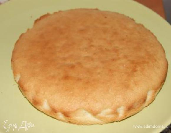 Готовый бисквит остудить на решетке, разрезать на 2-3 части, у меня вышло 3 коржа.