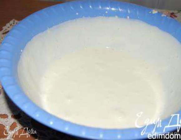 Приготовить крем! Сметану соединить с сахарной пудрой, взбить, добавить маскарпоне, тщательно перемешать до устранения комочков. Вы можете регулировать количество сахарной пудры, я люблю, когда вкус маскарпоне чувствуется в сочетании с ягодами и фруктами! Это божественно!