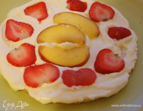 Каждый корж смазать кремом, выложить ягоды.