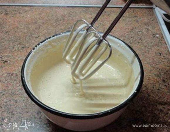 1.	Взбить желтки с сахаром в белую пышную пену.
2.	Поместить чашу с взбиваемыми желтками на водяную баню. Не допускайте, чтобы чаша касалась дна кастрюли с водой. И будьте осторожны – убавьте кипение воды, чтобы не обжечься. Продолжая взбивать, добавьте ванилин, влейте ликер, и еще взбивайте. Должна получиться пышная, слегка загустевшая масса.
