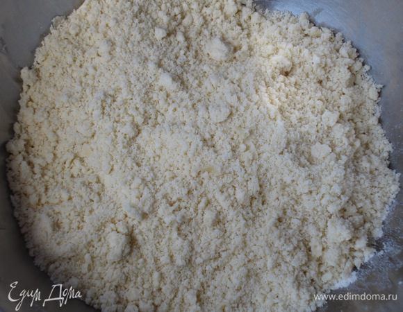 Песочное тесто: всыпать в миску муку, добавить нарезанное на кубики масло и порубить всё в крошку.