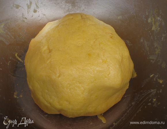 Добавить яйцо, желток, сахар, цедру лимона и быстро замесить тесто. Сформировать шар, завернуть в пищевую плёнку и поместить в холодильник на 1 час.