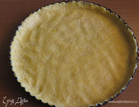 Раскатать тесто толщиной 5 мм и выложить в форму.