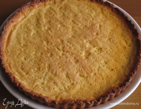 Накрыть сверху пергаментом и насыпать фасоль. Выпекать в разогретой до 180 ° С духовке 20 минут. Затем удалить пергамент с фасолью и выпекать ещё 5 минут.
