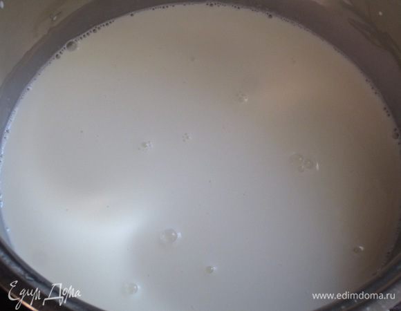 Панна Котта: Желатин залить холодной водой на 5 минут. В кастрюлю налить сливки, добавить сахар, разрезанный вдоль стручок ванили и довести до кипения. Снять с огня, процедить через ситечко и добавить хорошо отжатый желатин. Перемешать до полного растворения желатина.