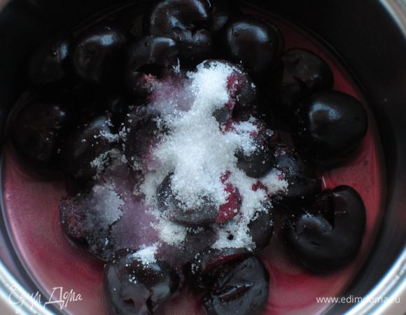 Ягодное желе: желатин залить холодной водой  на 5 минут. Черешню помыть,удалить косточки, положить в кастрюлю, добавить сахар, влить 50 мл воды, довести до кипения и варить 5 минут.
