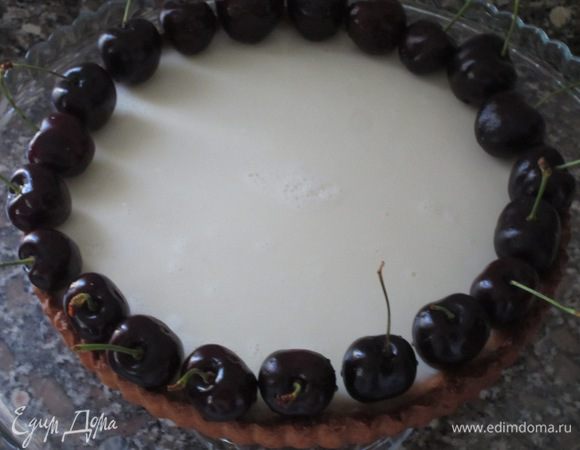 На панна котту выложить оставшуюся черешню вдоль бортика.