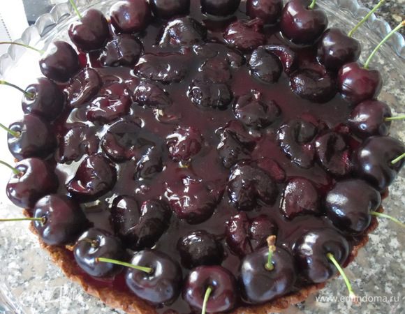 В центр кростаты выложить черешню с сиропом.