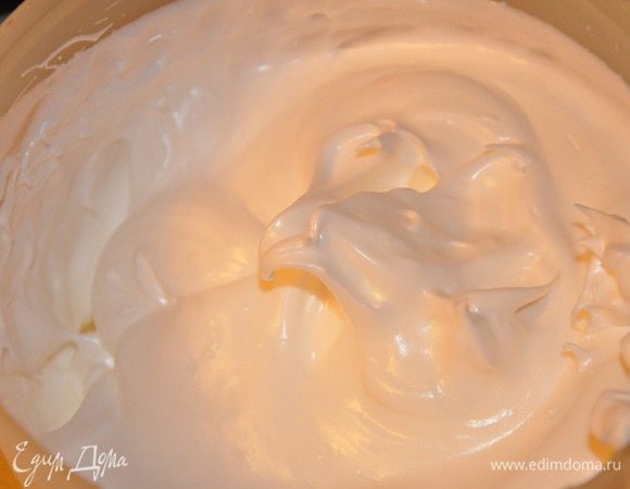 Готовим шоколадный бисквит. Шоколад поломать на мелкие кусочки, растопить. Остудить, а тем временем взбить белки с половиной сахара до стойкой пены. Взбить желтки с оставшимся сахаром, чтобы масса увеличилась в объеме и стала светлой. 