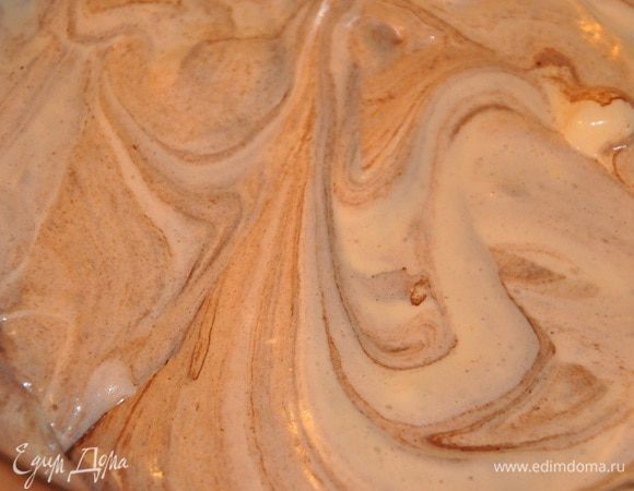 Ввести в желтки треть белков, перемешать, добавить шоколад еще раз перемешать до однородности. 