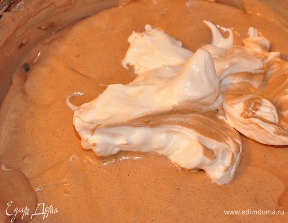 В два приема ввести аккуратно оставшиеся белки. Готовое тесто переложить в кондитерский мешок и  спиралеобразно выложить три круга на противень, застеленный бумагой, диаметром по вашей форме. 