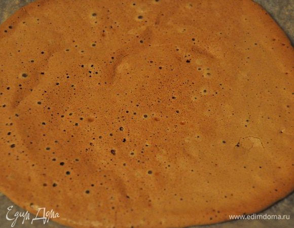 Тесто при выпечке расплывается! Выпекать при 170 гр. 25 минут. Дать полностью остыть и после снять бумагу. Испеченный бисквит будет сухим, но после остывания он станет слегка влажным.