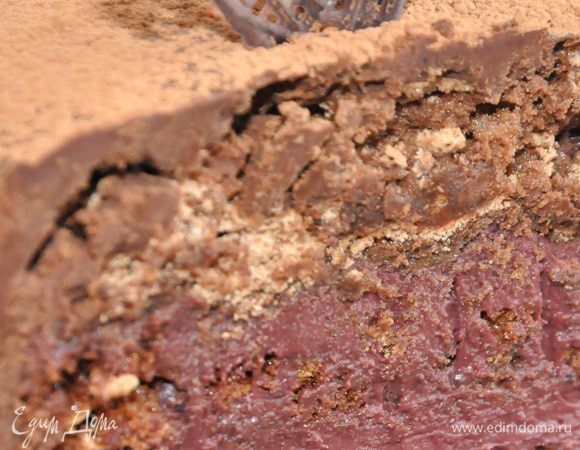 Теперь, откиньте ягоды на сито, чтобы стек сироп. Бортики круглой формы без дна выложить пергаментной бумагой или ацетатной пленкой, уложить в нее первый корж, накрыть половиной ганаша с черной смородиной, посыпать ягодами из сиропа, накрыть вторым бисквитом и выложить вторую часть ганаша, накрыть последним бисквитом. Отправьте торт на ночь охлаждаться в холодильник. 