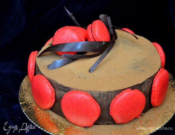 Готовим ганаш для покрытия. Шоколад растопить. Какао просеять. В сливки добавить какао, размешать поставить на огонь и довести до кипения. Снять с огня. В три приема добавить их в шоколад, каждый раз хорошо перемешивая до однородности. Масса получится эмульсиообразной. После пробить блендером 1-2 минуты. Дать остыть до комнатной температуры.