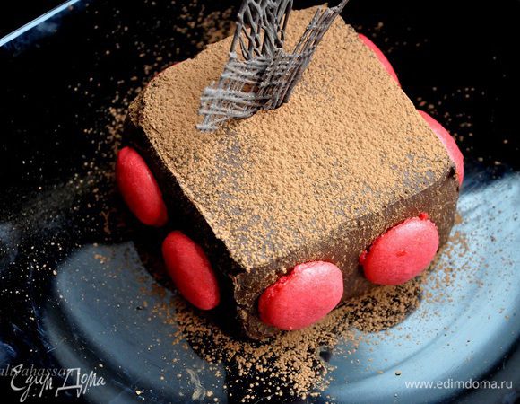 Достать торт из холодильника, аккуратно убрать форму, и лопаточкой равномерно нанести уже остывший ганаш, хорошо распределяя его по бокам и верху торта. Украсить торт можно макаронс или же просто посыпать какао. Убрать в холодильник до подачи. Торт получается очень вкусным!!! 