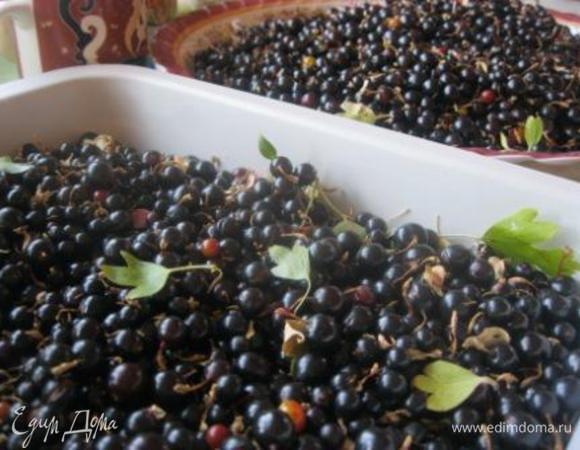 Ягоды перебрать, очистить от хвостиков и листьев.