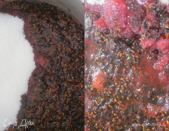 Варенье можно сварить из целых ягод, можно пюрировать.
Мы же пропускаем через мясорубку (!), по старинке.
В большую кастрюлю засыпать ягоды, сверху сахар, поставить на маленький огонь, перемешать.
Подождать пока сахар не растворится.
* Ягода достаточно сладкая, можно уменьшить , взять ~ 800 гр.
